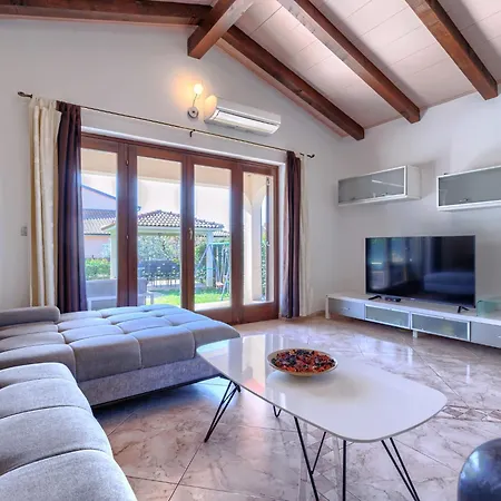 Lucas By Interhome Filipac