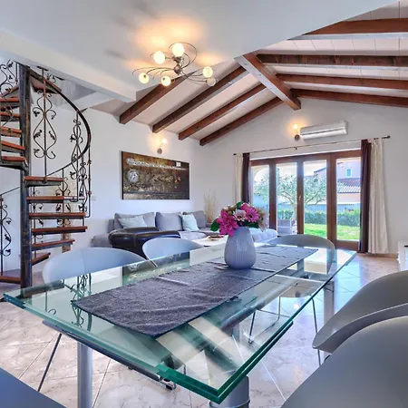 Lucas By Interhome *